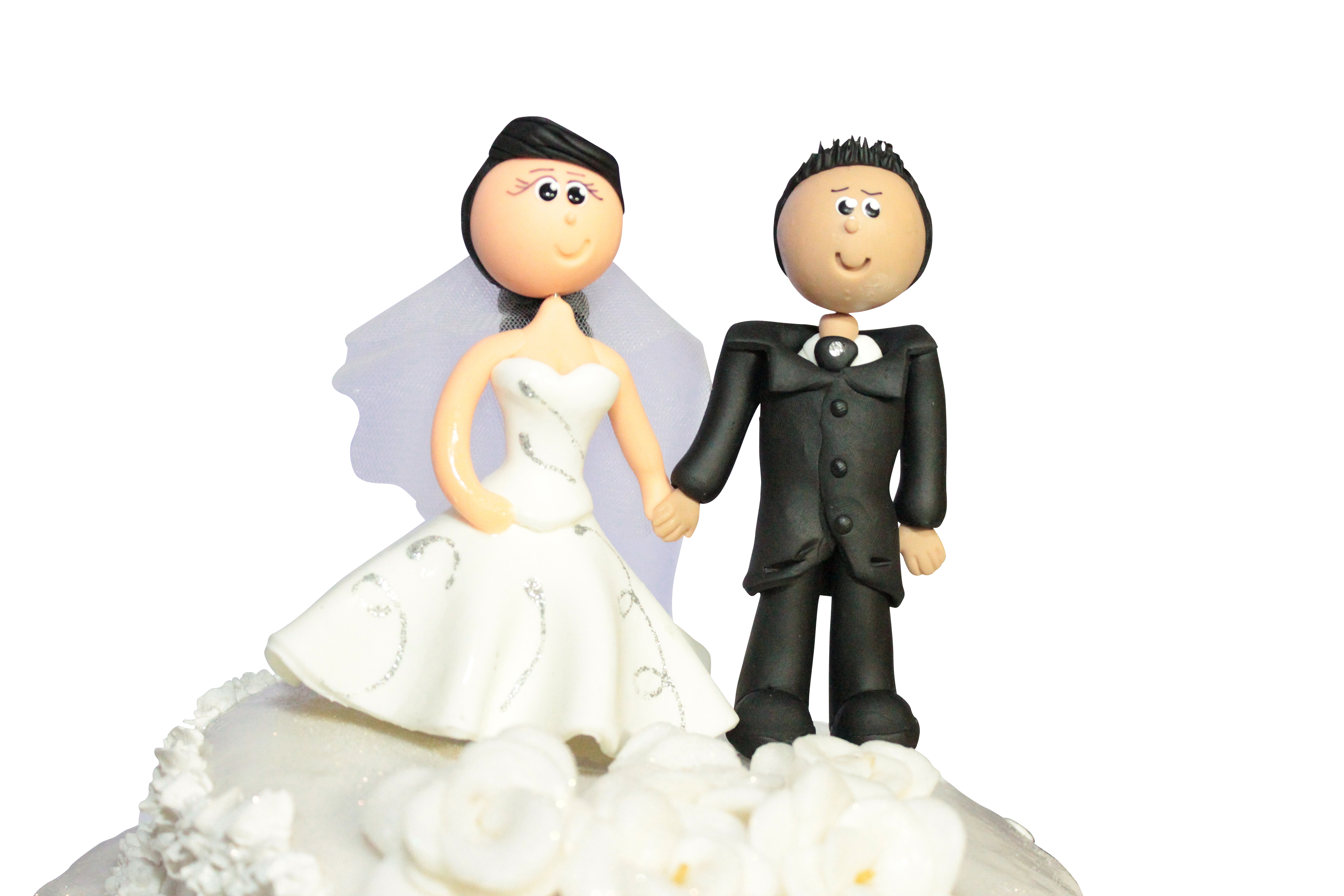 A Couple Of Figurines On A Cake Top PNG